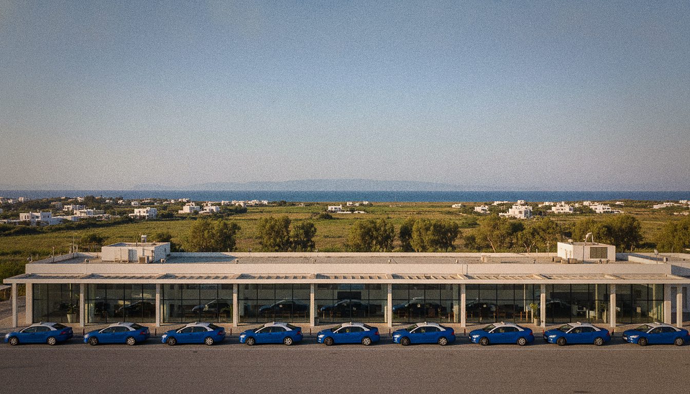 Taxistand mit blau-weißen Taxis vor dem Terminal des Flughafens Kos